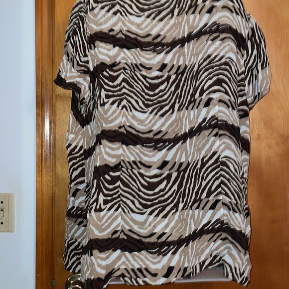 Silk shades of brown and white printed short sleeve top. V neck with tie. - Picture 4 of 4
